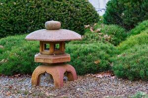 keramisk pagod i japansk trädgård foto