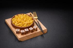 rå durum vete Gnocchi pasta med salt och kryddor i en keramisk tallrik foto