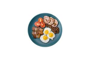 utsökt näringsrik frukost av friterad vaktel ägg, bacon, baljväxter och körsbär tomater foto