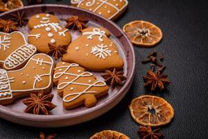 läckra pepparkakor med honung, ingefära och kanel foto