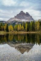 Tre cime di lavaredo toppar och sjö antorno med himmel reflexion i lugna vatten. dolomiter alp berg, belluno provins, dolomiti alperna, Italien foto