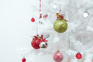 skön jul bakgrund, bollar och glitter, grymt bra dekoration foto