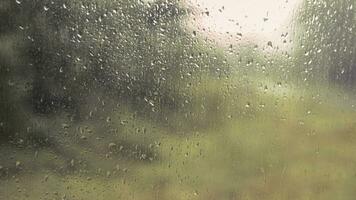 regn droppar på en fönster med suddigt bakgrund foto