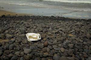 plast förorening tvättades upp på de Strand av famara strand på lanzarote, kanariefågel öar. foto