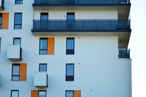 varumärke ny lägenhet byggnad på solig dag. modern bostads- arkitektur. modern multi familj lägenhet hus. foto