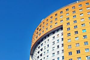 modern lägenhet byggnad i solig dag. exteriör, bostads- hus Fasad. foto