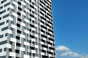 modern lägenhet byggnad i solig dag. exteriör, bostads- hus Fasad. foto