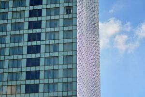 glas byggnad med transparent Fasad av de byggnad och blå himmel. strukturell glas vägg reflekterande blå himmel. abstrakt modern arkitektur fragment. samtida arkitektonisk bakgrund. foto