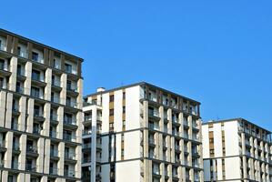 modern lägenhet byggnad i solig dag. exteriör, bostads- hus Fasad. foto