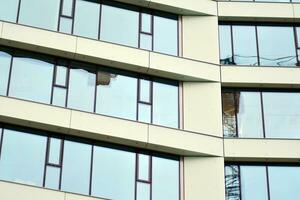 glas byggnad med transparent Fasad av de byggnad och blå himmel. strukturell glas vägg reflekterande blå himmel. abstrakt modern arkitektur fragment. samtida arkitektonisk bakgrund. foto