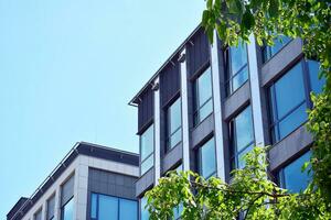 modern kontor byggnad i de stad med fönster och stål och aluminium paneler vägg. samtida kommersiell arkitektur, vertikal konvergerande geometrisk rader. foto