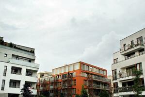 varumärke ny lägenhet byggnad på solig dag. modern bostads- arkitektur. modern multi familj lägenhet hus. foto