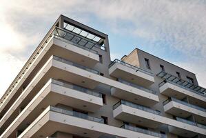 varumärke ny lägenhet byggnad på solig dag. modern bostads- arkitektur. modern multi familj lägenhet hus. foto