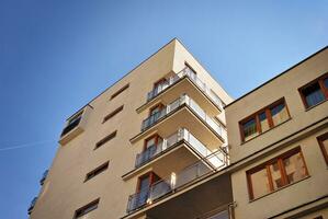 varumärke ny lägenhet byggnad på solig dag. modern bostads- arkitektur. modern multi familj lägenhet hus. foto