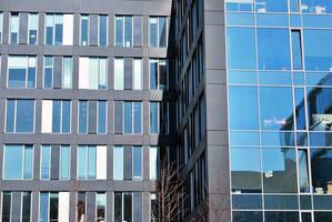 glas byggnad med transparent Fasad av de byggnad och blå himmel. strukturell glas vägg reflekterande blå himmel. abstrakt modern arkitektur fragment. samtida arkitektonisk bakgrund. foto