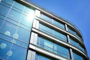 glas byggnad med transparent Fasad av de byggnad och blå himmel. strukturell glas vägg reflekterande blå himmel. abstrakt modern arkitektur fragment. samtida arkitektonisk bakgrund. foto