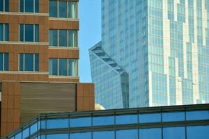 glas byggnad med transparent Fasad av de byggnad och blå himmel. strukturell glas vägg reflekterande blå himmel. abstrakt modern arkitektur fragment. samtida arkitektonisk bakgrund. foto