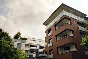 modern lägenhet byggnad i solig dag. exteriör, bostads- hus Fasad. foto