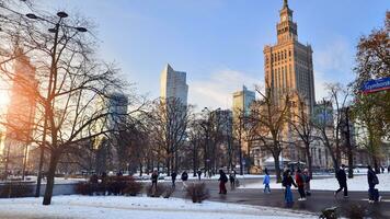 Warszawa, polen. 5 december 2023. gammal och modern arkitektur i de Centrum av Warszawa. parkera bland urban landskap i vinter. foto