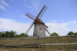 traditionell väderkvarn i holland, väderkvarn med snurrande armar foto