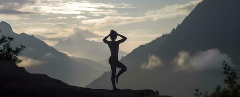 ai genererad silhuett av en kvinna praktiserande yoga i de topp med berg bakgrund. ai genererad foto