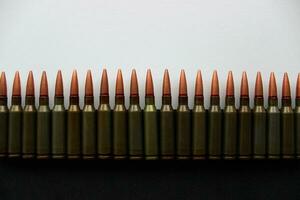 fodrad upp ammunition med patroner på svart och kulor på vit bakgrunder foto
