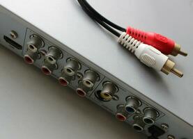 audio kabel- med två färgad rca pluggar är på de topp panel av dvd spelare foto