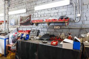 en uppsättning av verktyg i de verklig bil reparera affär. foto