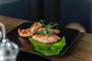 friterad kyckling bröst med sallad och örter foto