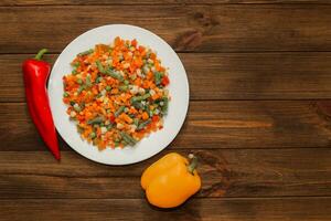 frysta grönsaker morötter, ärtor, bönor i en tallrik. foto
