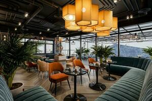 modern och industriell interiör av en höghus restaurang med grön soffa, kaffe tabell med stolar. foto