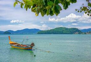 fiske båtar i phuket, thailand foto