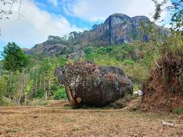 de bergsliknande sten var skapas förbi en vulkanisk utbrott miljoner av år sedan, belägen i yogyakatra - Indonesien. foto