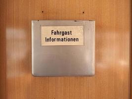 passagerarinformation skylt på tysk spårvagn foto