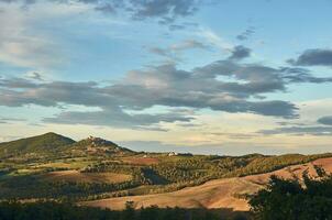 kväll ljus på tuscany kullar foto