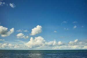 moln och blå himmel över norr hav foto