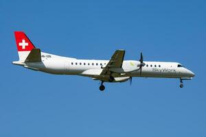 Wien, Österrike, 2018 - skywork flygbolag saab 2000 hb-izb passagerare plan ankomst och landning på wien flygplats foto