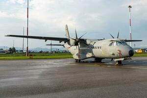 sliac, Slovakien, 2016 - militär transport plan på luft bas. luft tvinga flyg drift. flyg och flygplan. luft försvar. militär industri. flyga och flygande. foto