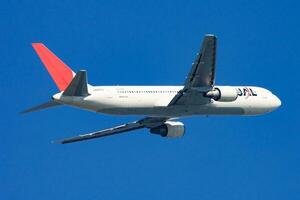 hong kong, Kina, 2013 - jal japan flygbolag boeing 767-300 ja607j passagerare plan avresa och ta av på hong kong chek knä kok flygplats foto