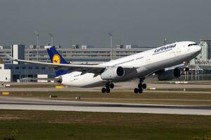 München, Tyskland, 2017 - lufthansa passagerare plan på flygplats. schema flyg resa. flyg och flygplan. luft transport. global internationell transport. flyga och flygande. foto