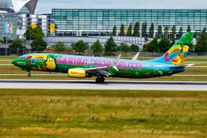 München, Tyskland, 2017 - tui tuifly särskild livré boeing 737-800 d-atuj passagerare plan ankomst och landning på munich flygplats foto