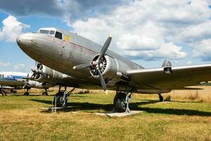 dubnica, Slovakien, 2019 - lagrat klassisk transport plan. gammal timer fraktfartyg plan på museum. flyg och flygplan. flyg- industri. foto