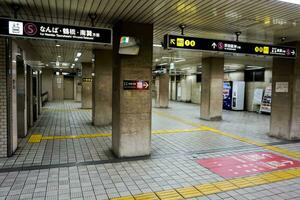 osaka stad, Japan, 2019 - interiörer av de osaka tunnelbana station i midnatt tid. dess har tystnad, ensamhet och Skräck. foto