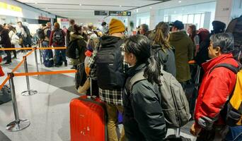 sapporo stad, Japan, 2018 - bild av många turister väntar för kolla upp i främre av jetstar flygbolag disken i ny kitos flygplats. jetstar är en lågpris japansk flygbolag serverar 14 destinationer foto