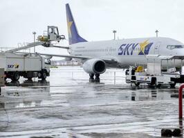 sapporo stad, Japan, 2018 -närbild flygplan rengöringsmedel service tvättning lera och snö från himmel flygbolagets flygplan på ny kitos internationell flygplats i hokkaido vinter- väder. foto