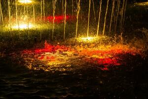 vatten yta i dans fontän närbild i natt foto