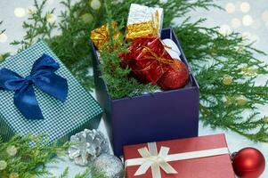 jul sammansättning med jul träd grenar, röd glitter, gåva lådor och silver- glitter foto