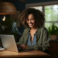 ai genererad en kvinna använder sig av en bärbar dator på en skrivbord, betalande räkningar uppkopplad med en digital betalning service. foto
