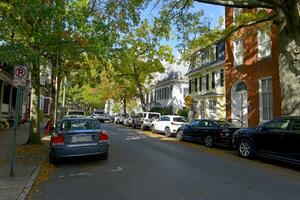 annapolis, md, USA 2023. bostads- hem med fordon parkerad utanför i historisk Annapolis md foto