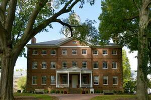 st. johns högskola campus, annapolis, Maryland, usa, 2023. byggnader skuggad förbi träd på ett av de äldsta campus i Amerika foto